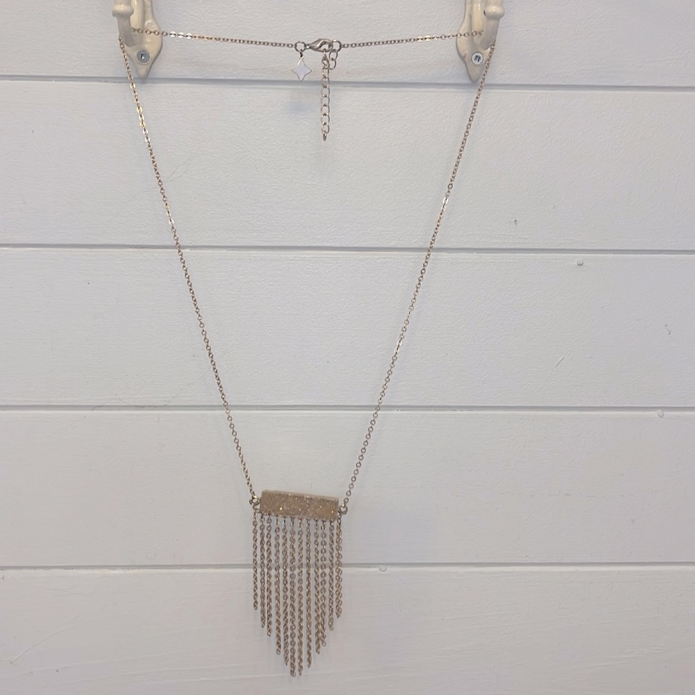Necklace with sparkly agate stone